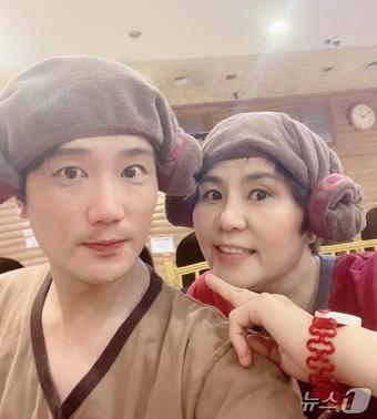 본문 이미지 - 기증자 김문수 씨가 생전에 어머니 이영화 씨와 촬영했던 사진.(한국장기조직기증원 제공)