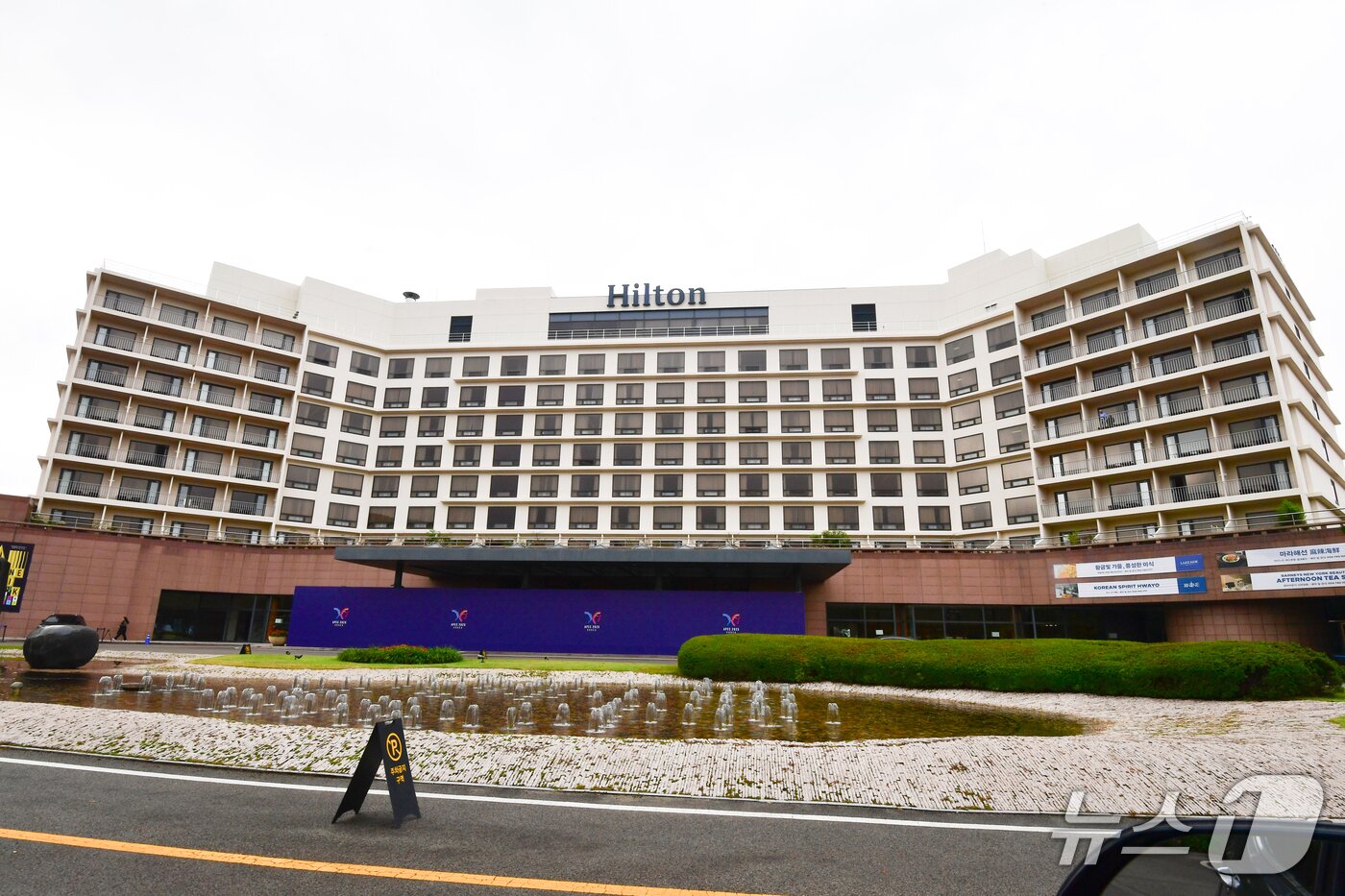 본문 이미지 - APEC 정상회의에 참석하는 각국 정상들의 숙소인 호텔 앞에 보안 가림막이 설치돼 있다. 2025.10.23/뉴스1 ⓒ News1 최창호 기자