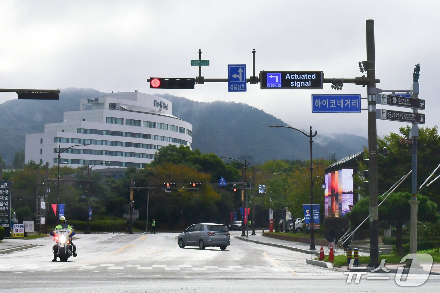 본문 이미지 - APEC 정상회의장 인근의 도로 교차로에 정상들의 차량이 신속히 이동할 수 있도록 감응신호시스템이 설치됐다.2025.10.23/뉴스1 ⓒ News1 최창호 기자
