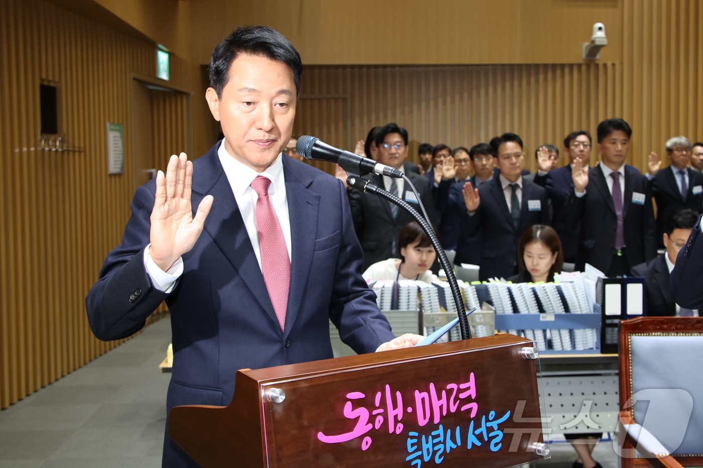 (서울=뉴스1) 황기선 기자 = 오세훈 서울시장이 23일 서울 중구 서울시청에서 열린 국회 행정안전위원회의 서울시에 대한 국정감사에서 선서하고 있다. (공동취재) 2025.10.2 …