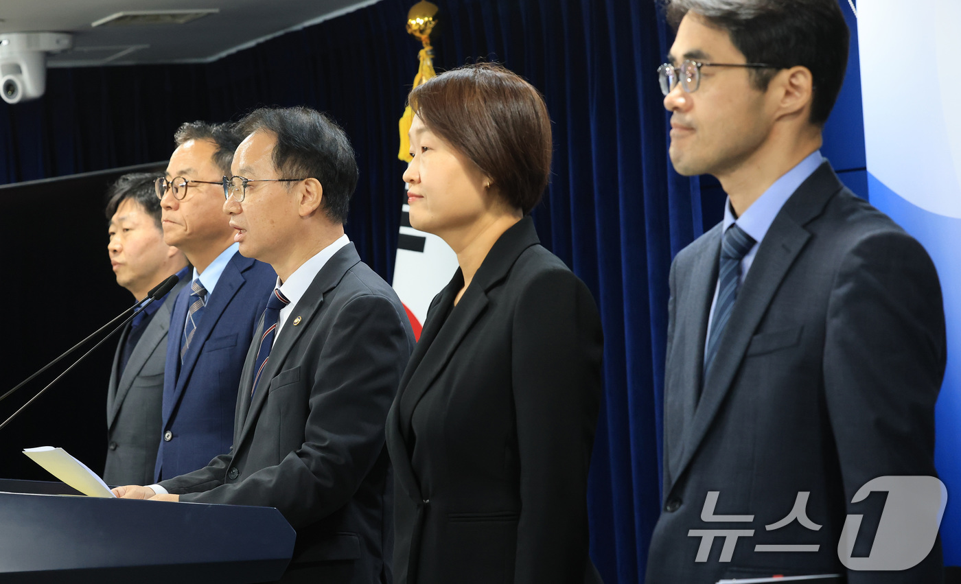 (서울=뉴스1) 임세영 기자 = 김영수 국무조정실 국무1차장(왼쪽 세번째)이 23일 서울 종로구 정부서울청사에서 이태원 참사 합동감사 결과 브리핑을 하고 있다. 2025.10.23 …