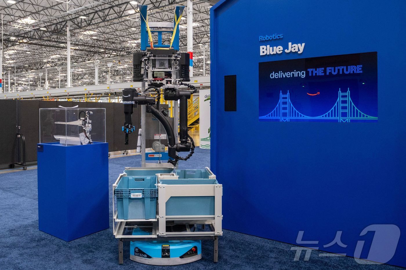 본문 이미지 - 아마존이 22일(현지시간) 미국 캘리포니아주 밀피타스의 DUR3 배송센터에서 열린 '딜리버링 더 퓨처' 행사에서 물류를 분류하는 로봇 팔 '블루제이'(Blue Jay)를 공개했다. 2025.10.22./뉴스1 ⓒ AFP=뉴스1 ⓒ News1 이창규 기자