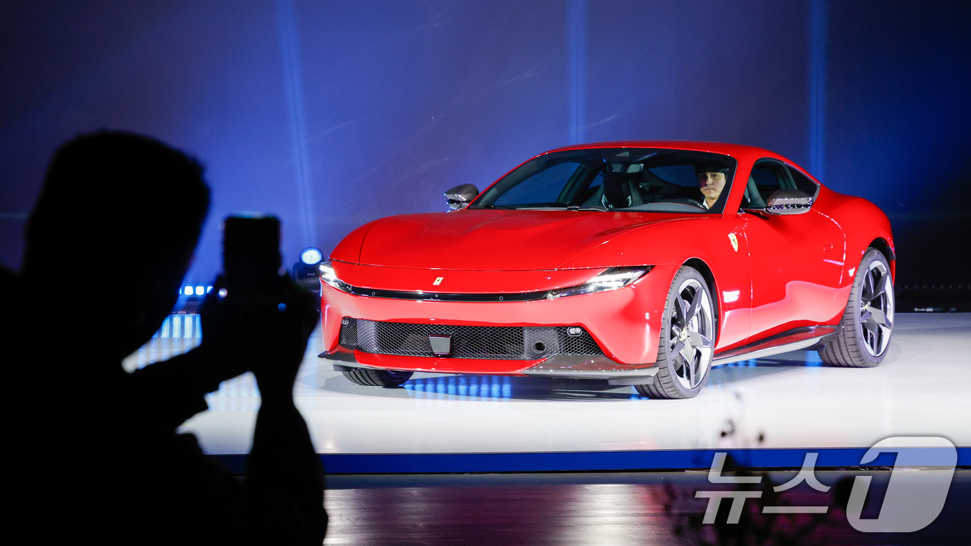 (서울=뉴스1) 안은나 기자 = 23일 서울 광진구 워커힐호텔 빛의 시어터에서 열린 페라리 신형 2도어 쿠퍼 '아말피'(Ferrari Amalfi) 국내 공식 출시 기자 간담회에서 …