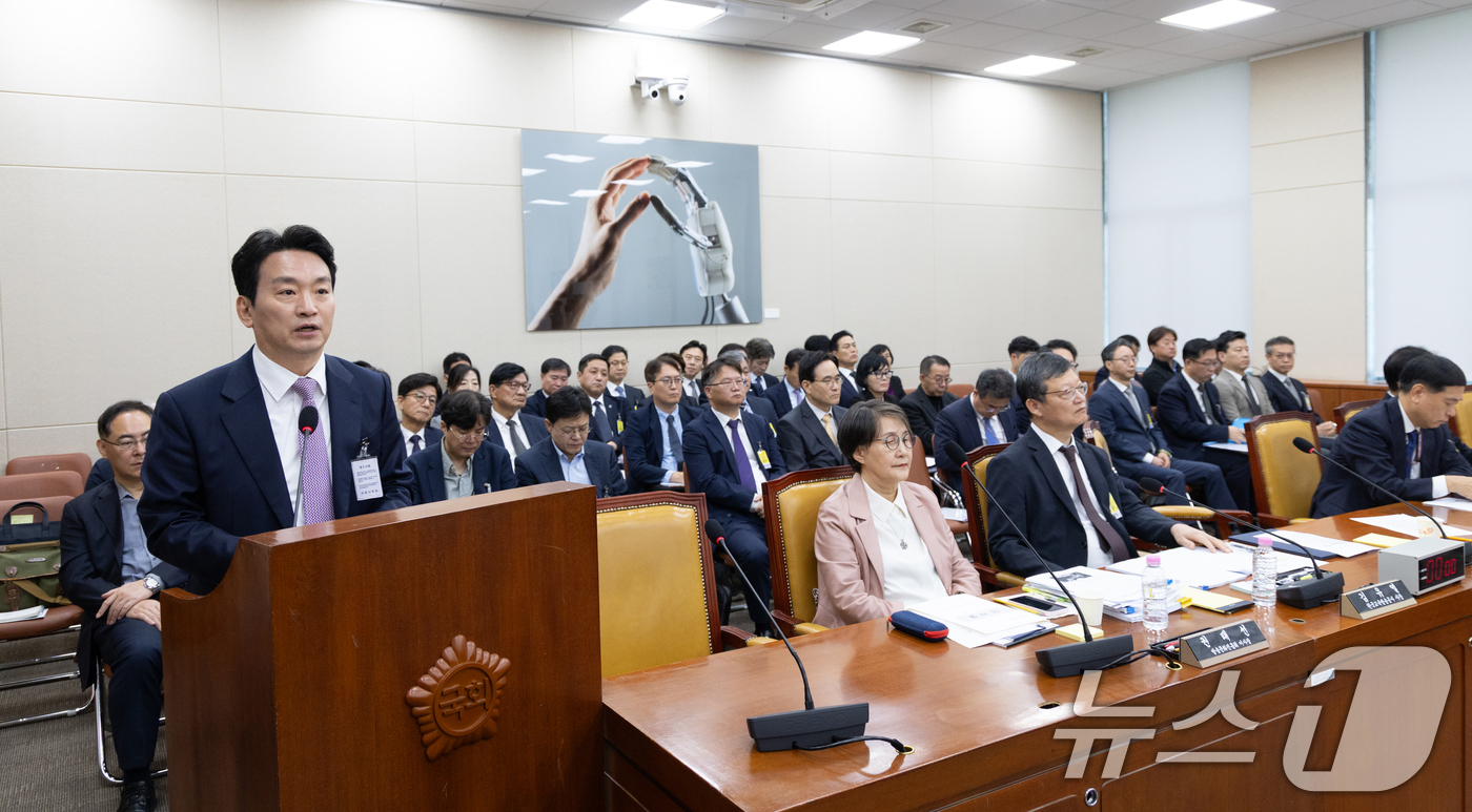 (서울=뉴스1) 이승배 기자 = 박장범 한국방송공사 사장이 23일 서울 여의도 국회에서 열린 과학기술정보방송통신위원회 한국방송공사 등에 대한 국정감사에 출석해 업무보고하고 있다. …