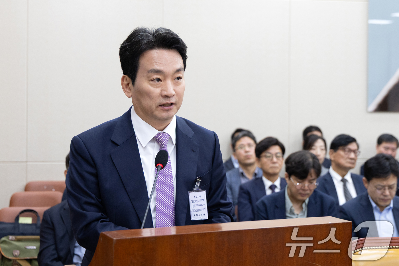 (서울=뉴스1) 이승배 기자 = 박장범 한국방송공사 사장이 23일 서울 여의도 국회에서 열린 과학기술정보방송통신위원회 한국방송공사 등에 대한 국정감사에 출석해 업무보고하고 있다. …