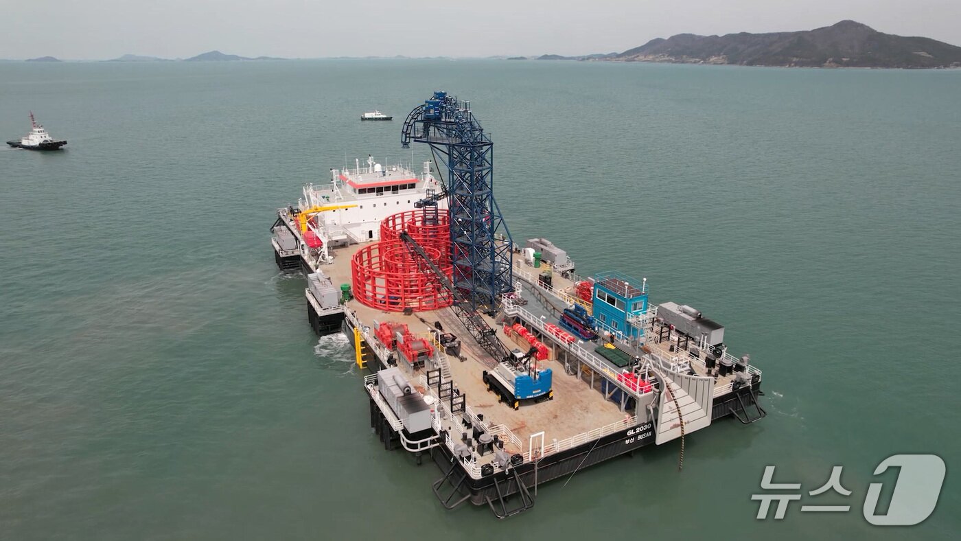 본문 이미지 - LS마린솔루션 해저케이블 포설선 GL2030 (사진제공 = LS마린솔루션) 