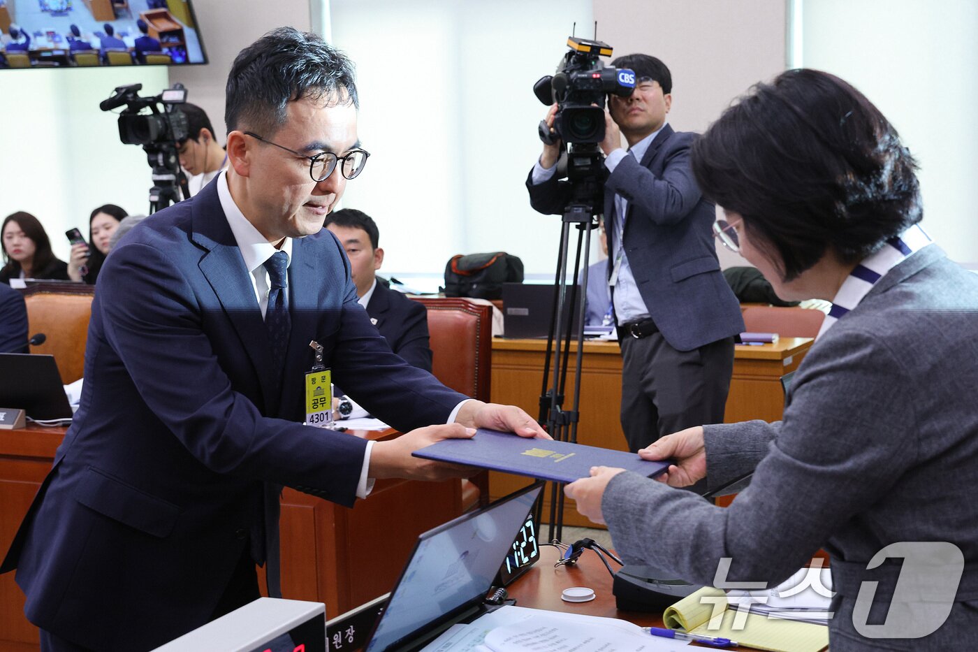 본문 이미지 - 구자현 서울고검장이 23일 서울 여의도 국회 법제사법위원회에서 열린 서울고등검찰청·서울중앙지방검찰청 등에 대한 국정감사에서 증인 선서문을 추미애 위원장에게 제출하고 있다. 2025.10.23/뉴스1 ⓒ News1 신웅수 기자