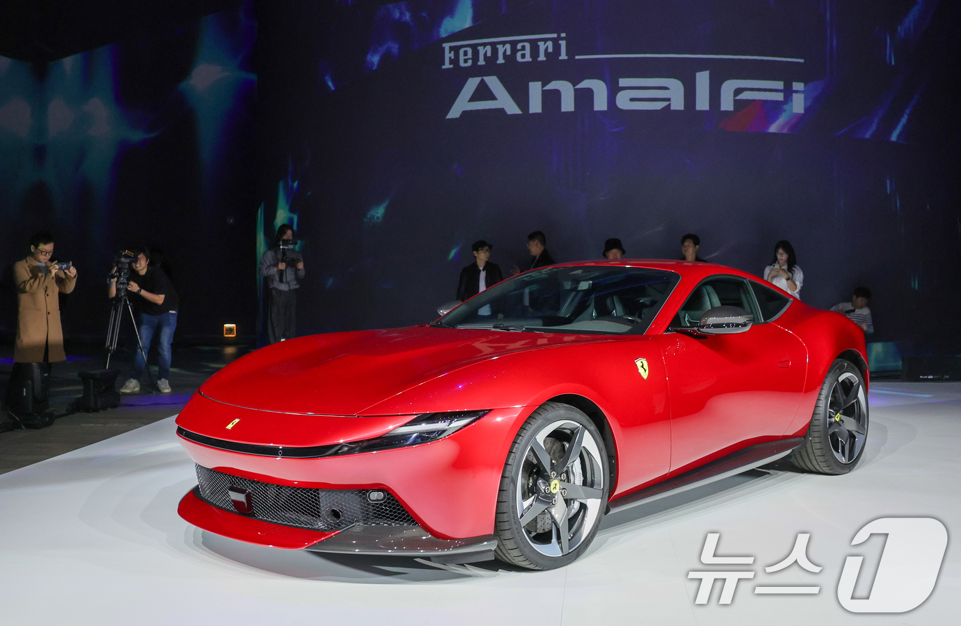 (서울=뉴스1) 안은나 기자 = 23일 서울 광진구 워커힐호텔 빛의 시어터에서 열린 페라리 신형 2도어 쿠퍼 '아말피'(Ferrari Amalfi) 국내 공식 출시 기자 간담회에서 …