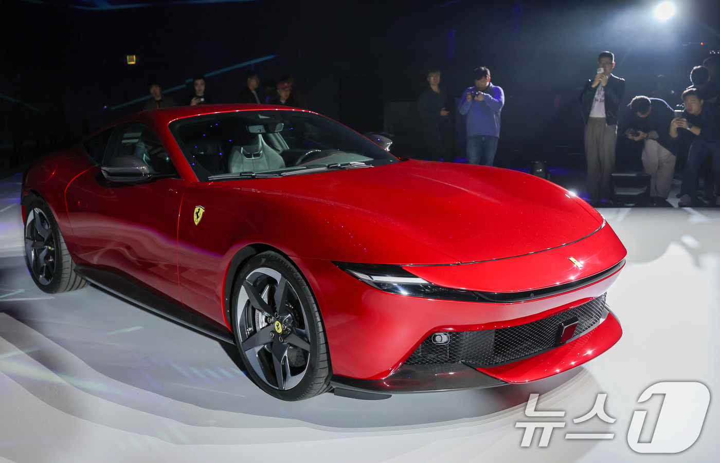 (서울=뉴스1) 안은나 기자 = 23일 서울 광진구 워커힐호텔 빛의 시어터에서 열린 페라리 신형 2도어 쿠퍼 '아말피'(Ferrari Amalfi) 국내 공식 출시 기자 간담회에서 …