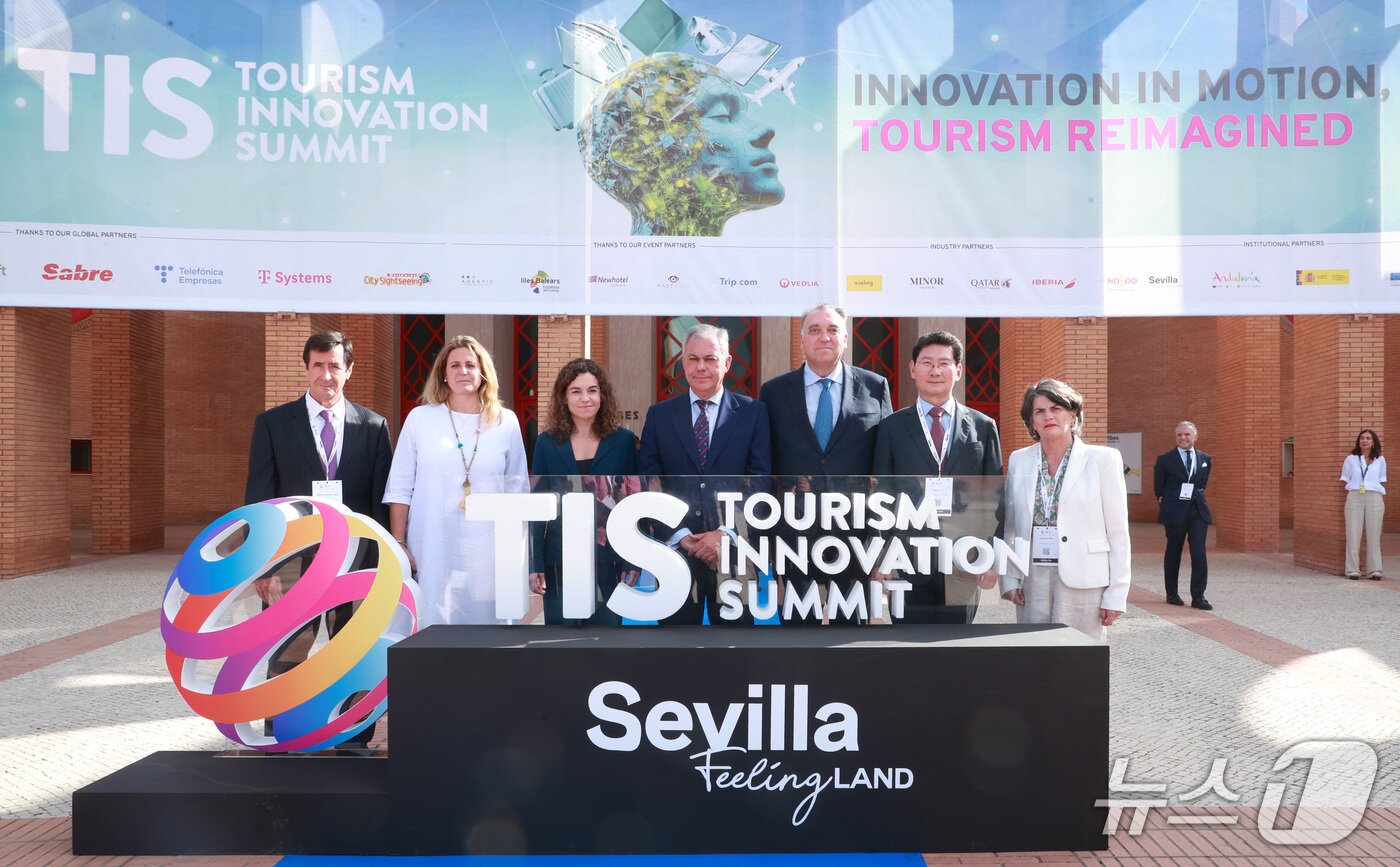 본문 이미지 - 22일&#40;현지 시간&#41; 세비야 피베스 앞에서 이상일 시장&#40;오른쪽 두번째&#41;이 호세 루이스 산스 세비야 시장&#40;가운데&#41;, 로사리오 산체스 스페인 산업관광부 장관&#40;왼쪽 세번째&#41;, 아르투로 베르날 안달루시아주 관광부 장관&#40;오른쪽 세번째&#41;, 알베르트 플라나스 네벡스트 CEO&#40;왼쪽 첫번째&#41;와 기념사진을 촬영하고 있다.