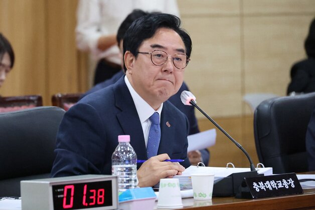 본문 이미지 - 23일 충북대학교에서 열린 국회 교육위원회 국정감사에서 고창섭 충북대 총장이 질의에 답하고 있다.2025.10.23/뉴스1 ⓒ News1 이재규 기자