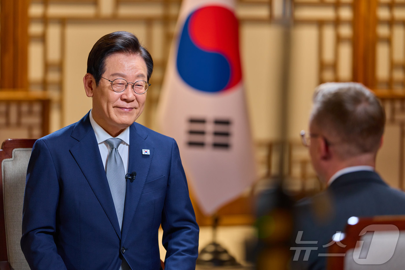 (서울=뉴스1) 이재명 기자 = 이재명 대통령이 지난 21일 서울 용산 대통령실 청사에서 CNN과 인터뷰를 하고 있다. (대통령실 제공. 재판매 및 DB 금지) 2025.10.23 …