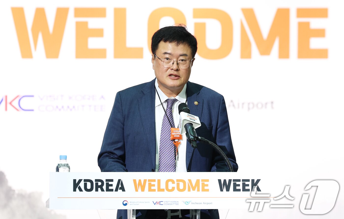 본문 이미지 - 김대현 문화체육관광부 제2차관이 23일 인천국제공항 제1터미널에서 열린 &#39;2025 환영주간&#39; 개막행사에서 외국인 관광객들에게 웰컴키트를 전달하고 있다. 문화체육관광부와 한국방문의해위원회는 2025년 아시아태평양경제협력체&#40;APEC&#41; 정상회의 및 방한 관광 성수기를 맞아 이날부터 다음 달 9일까지 인천국제공항과 경주역, 김해공항, 부산항 등에서 외국인 관광객들을 환대하는 &#39;환영 주간&#39;을 연다. 2025.10.23/뉴스1 ⓒ News1 오대일 기자