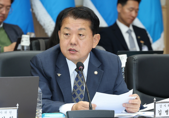 與 김병주 "경기도, 노인복지 짓밟아"…김동연 "1차 추경에 담을 것"(종합)