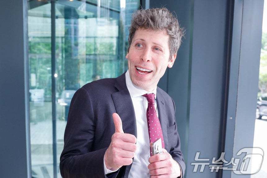 본문 이미지 - 샘 올트먼&#40;Sam Altman&#41; 오픈 AI CEO가 1일 오후 서울 종로구 SK서린빌딩에서 최태원 SK그룹 회장과 회동을 마친 뒤 차량으로 향하며 취재진 질문에 엄지 손가락을 치켜들고 있다. 2025.10.1/뉴스1 ⓒ News1 안은나 기자