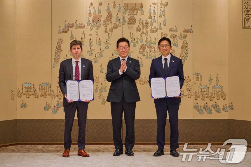 본문 이미지 - 이재명 대통령이 1일 서울 용산 대통령실 청사에서 우리나라 AI 대전환 및 AI 생태계 조성 가속화를 위한 과학기술정보통신부와 오픈AI 간 MOU 체결 후 기념촬영을 하고 있다. 왼쪽부터 샘 알트만 오픈AI 대표, 이 대통령, 배경훈 과학기술정보통신부 장관. &#40;대통령실 제공. 재판매 및 DB 금지&#41; 2025.10.1/뉴스1 ⓒ News1 허경 기자