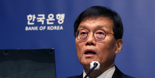 이창용 "금리인하 시기나 방향 전환, 새로운 데이터에 따라 결정"