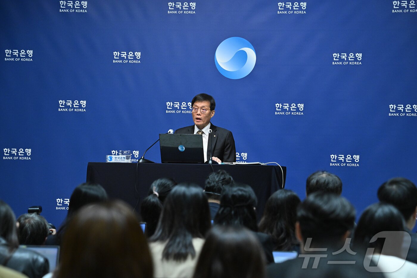본문 이미지 - 이창용 한국은행 총재가 23일 오전 서울 중구 한국은행에서 열린 금융통화위원회 본회의 후 기자간담회를 하고 있다. 2025.10.23/뉴스1 ⓒ News1 사진공동취재단