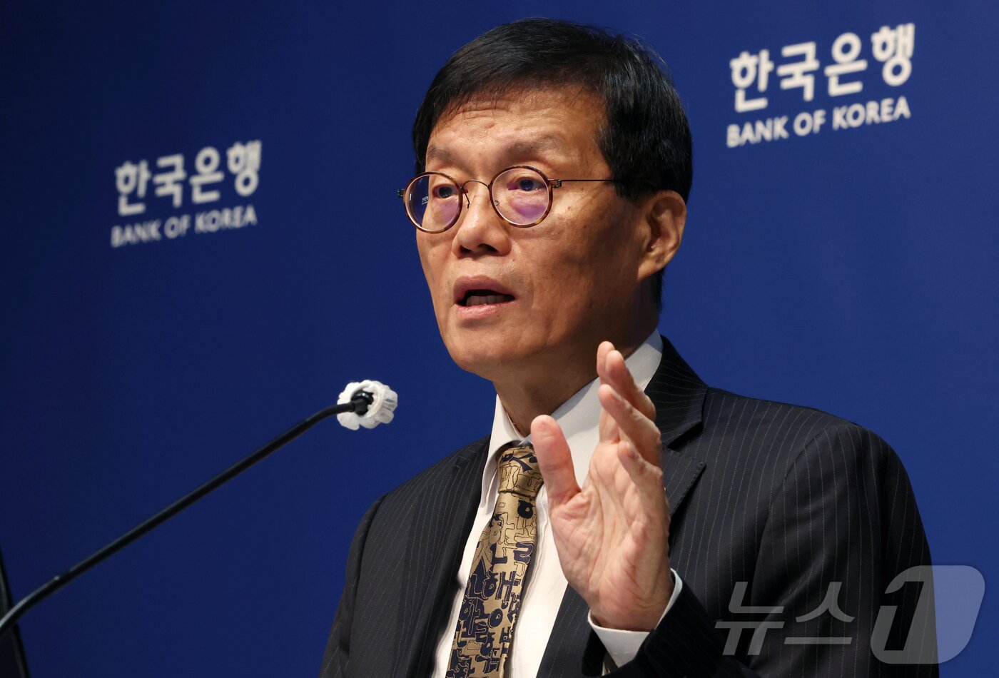 본문 이미지 - 이창용 한국은행 총재가 23일 서울 중구 한국은행에서 열린 금융통화위원회 금리 결정에 대한 기자간담회에서 발언하고 있다. 2025.10.23/뉴스1 ⓒ News1 사진공동취재단