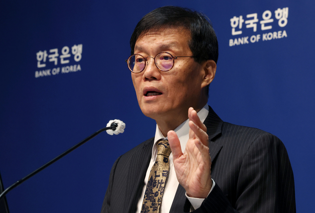 금통위 "금리 추가 인하 땐 집값 자극 우려…정책 효과 지켜봐야"