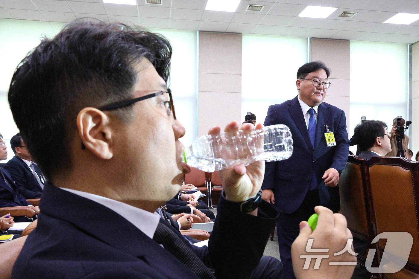 본문 이미지 - 문지석 광주지검 부장검사&#40;왼쪽&#41;와 엄희준 광주고검 검사가 23일 서울 여의도 국회 법제사법위원회에서 열린 서울고등검찰청·서울중앙지방검찰청 등에 대한 국정감사에서 발언대에서 지나치고 있다. 2025.10.23/뉴스1 ⓒ News1 신웅수 기자