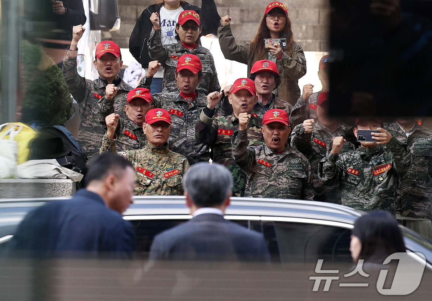 (서울=뉴스1) 구윤성 기자 = 해병대 예비역 연대 회원들이 23일 오후 서초구 서울중앙지방법원에서 채상병 순직 및 수사 외압·은폐 의혹으로 구속 전 피의자 심문(영장실질심사)을 …