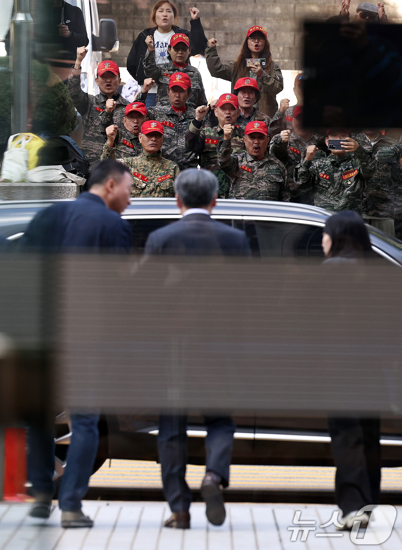 (서울=뉴스1) 구윤성 기자 = 해병대 예비역 연대 회원들이 23일 오후 서초구 서울중앙지방법원에서 채상병 순직 및 수사 외압·은폐 의혹으로 구속 전 피의자 심문(영장실질심사)을 …