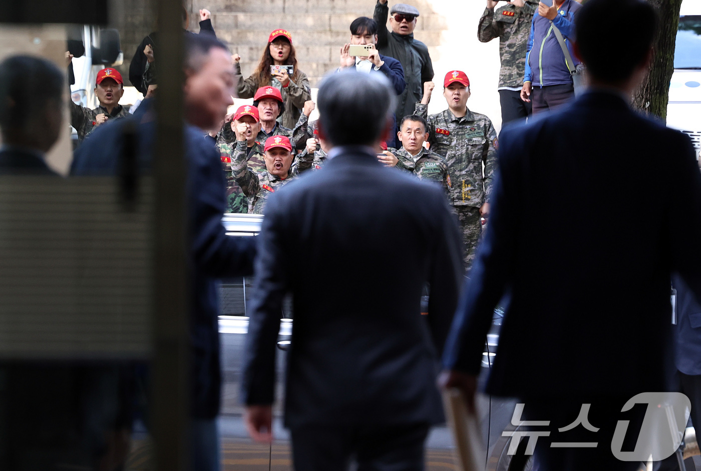 (서울=뉴스1) 구윤성 기자 = 해병대 예비역 연대 회원들이 23일 오후 서초구 서울중앙지방법원에서 채상병 순직 및 수사 외압·은폐 의혹으로 구속 전 피의자 심문(영장실질심사)을 …