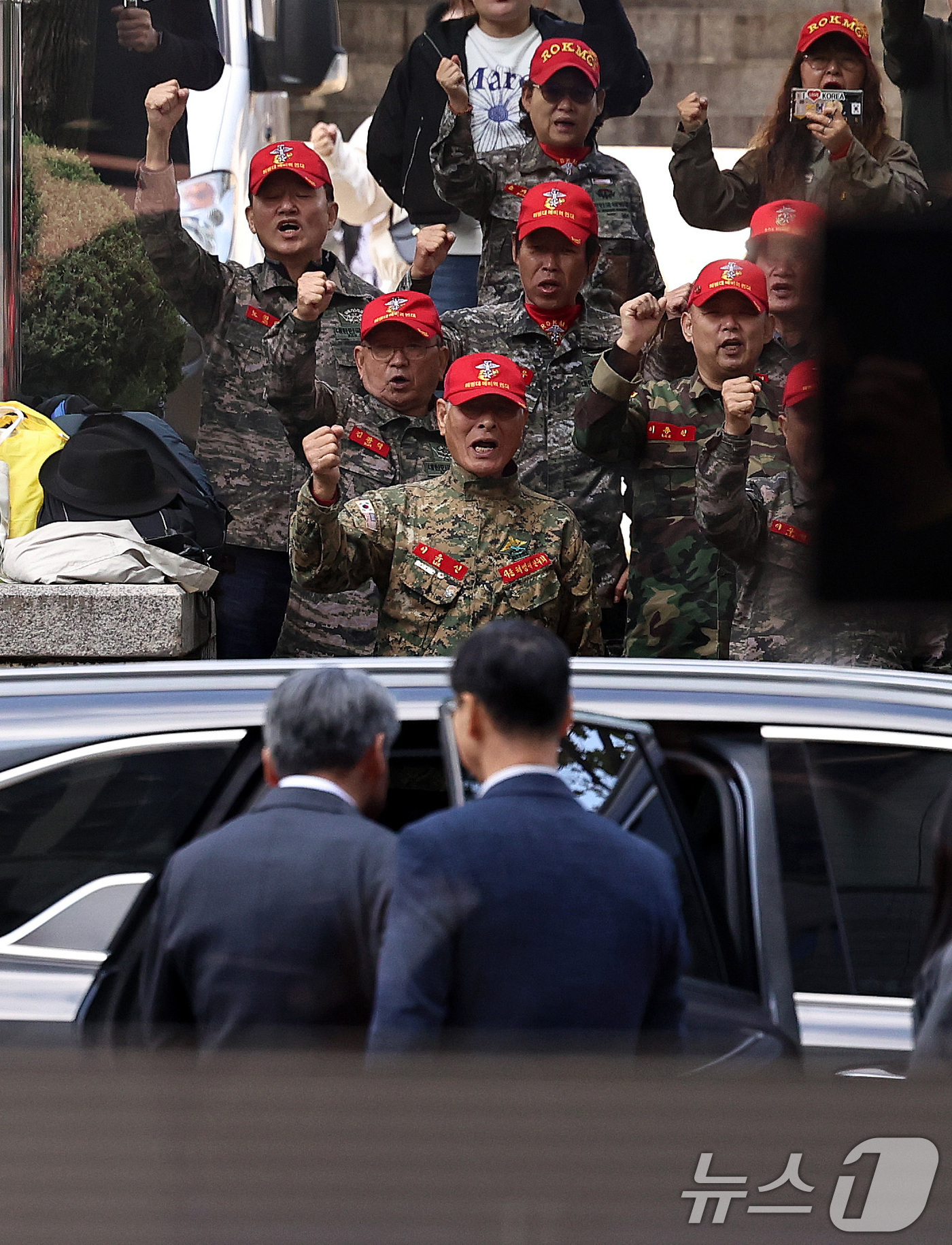 (서울=뉴스1) 구윤성 기자 = 해병대 예비역 연대 회원들이 23일 오후 서초구 서울중앙지방법원에서 채상병 순직 및 수사 외압·은폐 의혹으로 구속 전 피의자 심문(영장실질심사)을 …