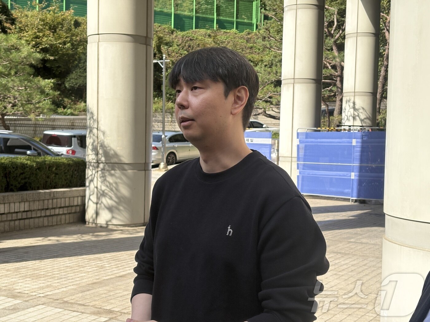 본문 이미지 - 최주현 아이언메이스 대표가 23일 서울고법에서 &#39;다크 앤 다커&#39; 관련 저작권 소송 변론 기일을 마치고 취재진 질문에 답하고 있다. 서울고법 민사5-2부&#40;부장판사 김대현 강성훈 송혜정&#41;는 이날 넥슨이 아이언메이스와 최 대표 등에 제기한 영업비밀 및 저작권 침해금지 청구 소송 항소심 변론기일을 열었다.2025.10.23/뉴스1 ⓒ News1 김민재 기자