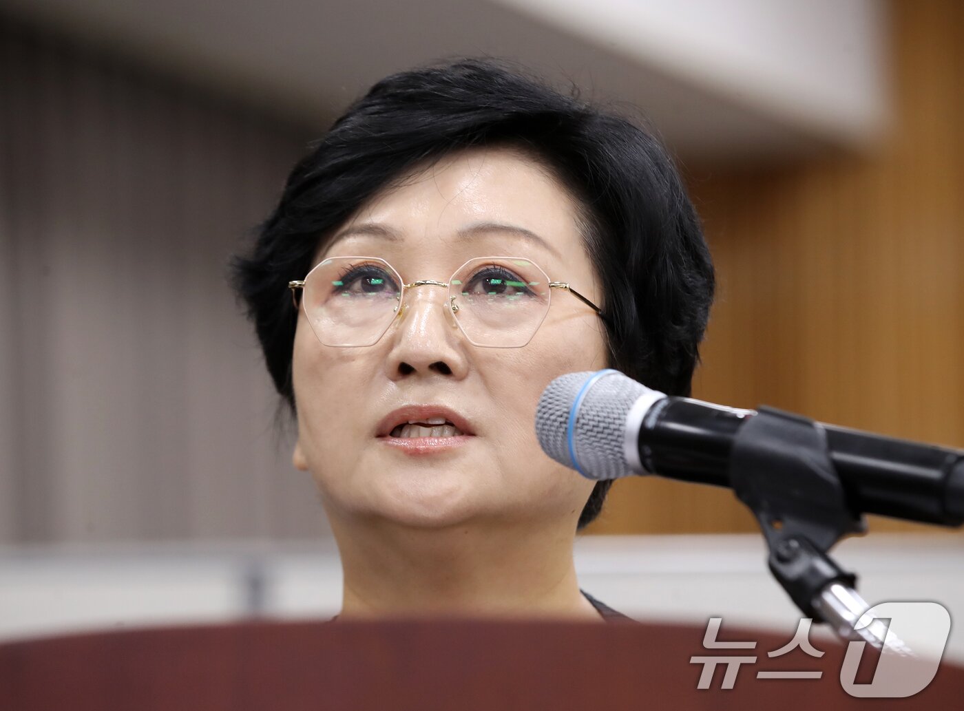 본문 이미지 - 현임숙 브니엘예고 교장이 23일 경남 창원 성산구 경남교육청에서 열린 국회 교육위원회의 경남·울산·부산교육청에 대한 국정감사에서 증인으로 출석해 브니옐예고 학생 사망 사건과 관련한 의원 질의에 답하고 있다. 2025.10.23/뉴스1 ⓒ News1 윤일지 기자