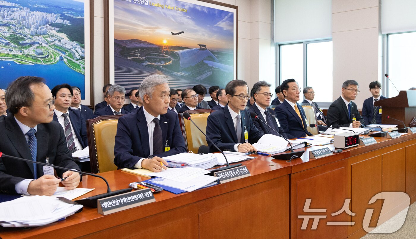본문 이미지 - 손태락 한국부동산원장이 23일 서울 여의도 국회에서 열린 국토교통위원회 한국부동산원 등에 대한 국정감사에 출석해 의원 질의에 답변하고 있다. 2025.10.23/뉴스1 ⓒ News1 이승배 기자