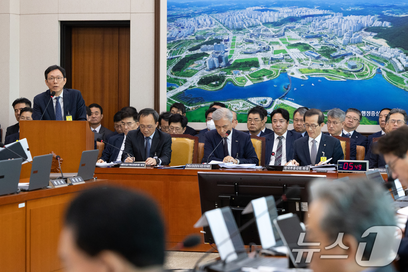 (서울=뉴스1) 이승배 기자 = 김규철 국토교통부 주택토지실장이 23일 서울 여의도 국회에서 열린 국토교통위원회 한국부동산원 등에 대한 국정감사에 출석해 의원 질의에 답변하고 있다 …