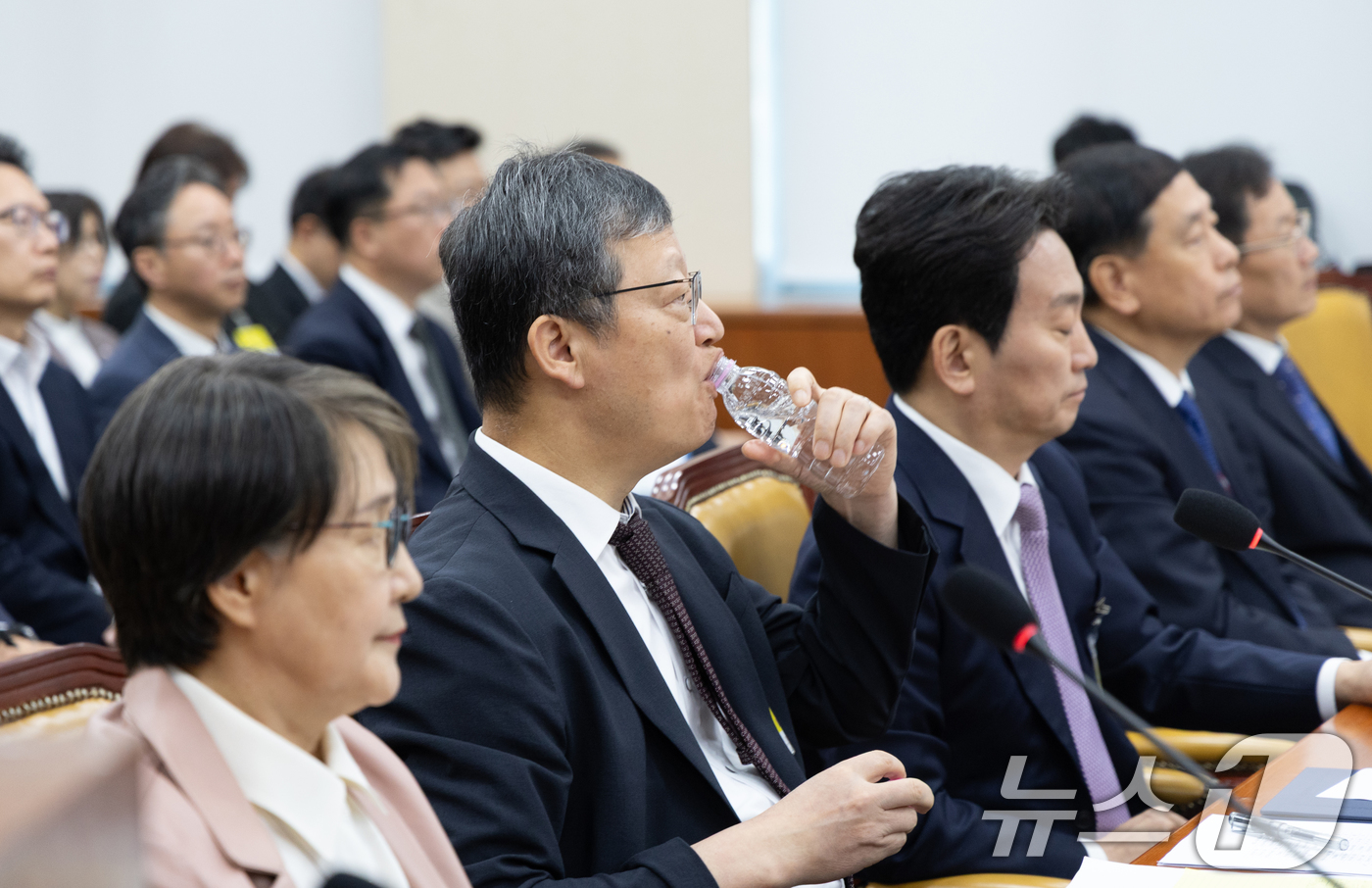 (서울=뉴스1) 이승배 기자 = 김유열 한국교육방송공사 사장이 23일 서울 여의도 국회에서 열린 과학기술정보방송통신위원회 한국방송공사 등에 대한 국정감사에 출석해 물을 마시고 있다 …