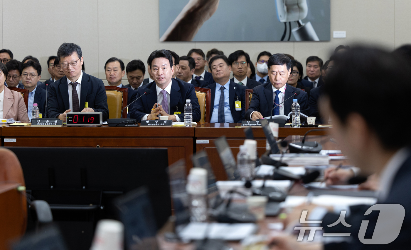 (서울=뉴스1) 이승배 기자 = 박장범 한국방송공사 사장이 23일 서울 여의도 국회에서 열린 과학기술정보방송통신위원회 한국방송공사 등에 대한 국정감사에 출석해 의원 질의에 답변하고 …