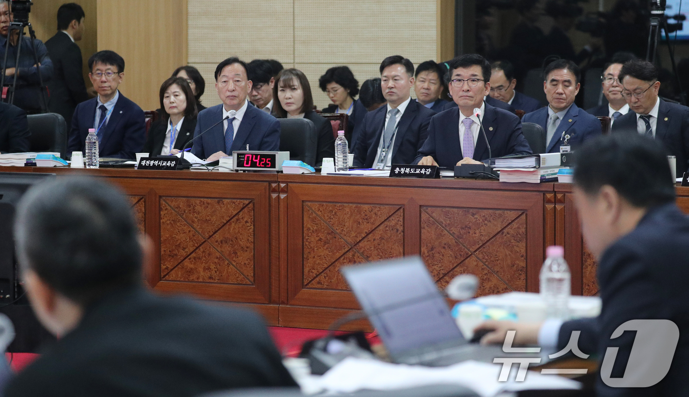 (청주=뉴스1) 김용빈 기자 = 설동호 대전교육감과 윤건영 충북교육감에 23일 오후 충북대학교 개신문화관에서 열린 국회 교육위원회의 대전·세종·충북·충남교육청에 대한 국정감사에서 …