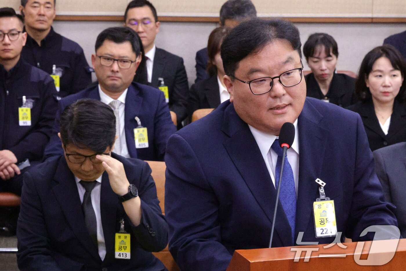 본문 이미지 - 엄희준 광주고검 검사가 23일 서울 여의도 국회 법제사법위원회에서 열린 서울고등검찰청·서울중앙지방검찰청 등에 대한 국정감사에서 의원 질의에 답변하고 있다. 왼쪽은 문지석 광주지검 부장검사. 2025.10.23/뉴스1 ⓒ News1 신웅수 기자