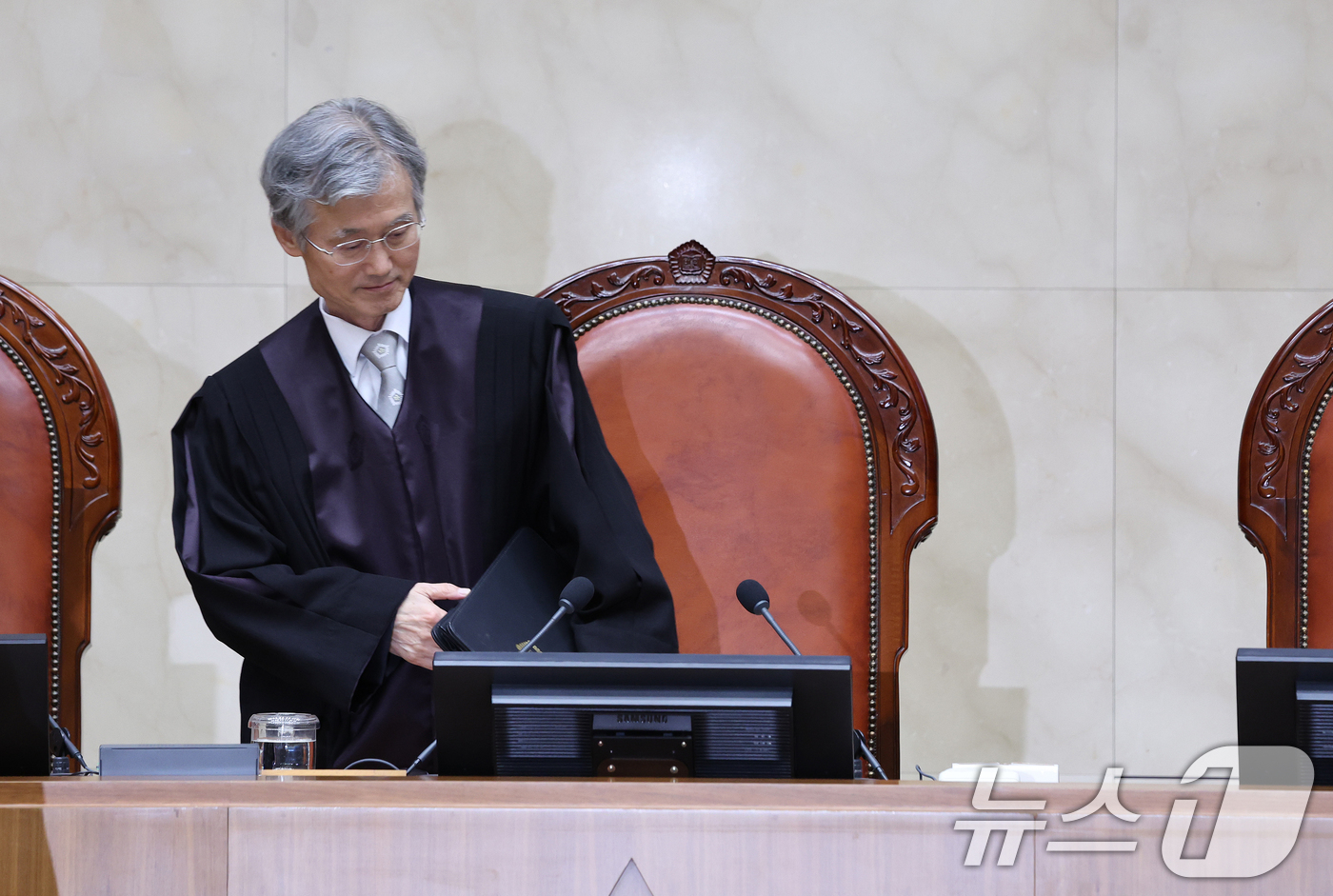 (서울=뉴스1) 이호윤 기자 = 조희대 대법원장이 23일 서울 서초구 대법원 대법정에서 열린 전원합의체 선고를 위해 입장해 자리하고 있다. 2025.10.23/뉴스1