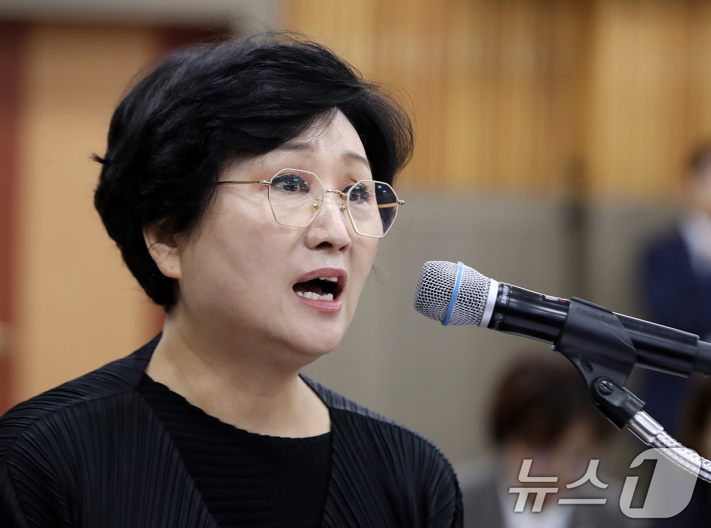 (창원=뉴스1) 윤일지 기자 = 현임숙 브니엘예고 교장이 23일 경남 창원 성산구 경남교육청에서 열린 국회 교육위원회의 경남·울산·부산교육청에 대한 국정감사에서 증인으로 출석해 브 …