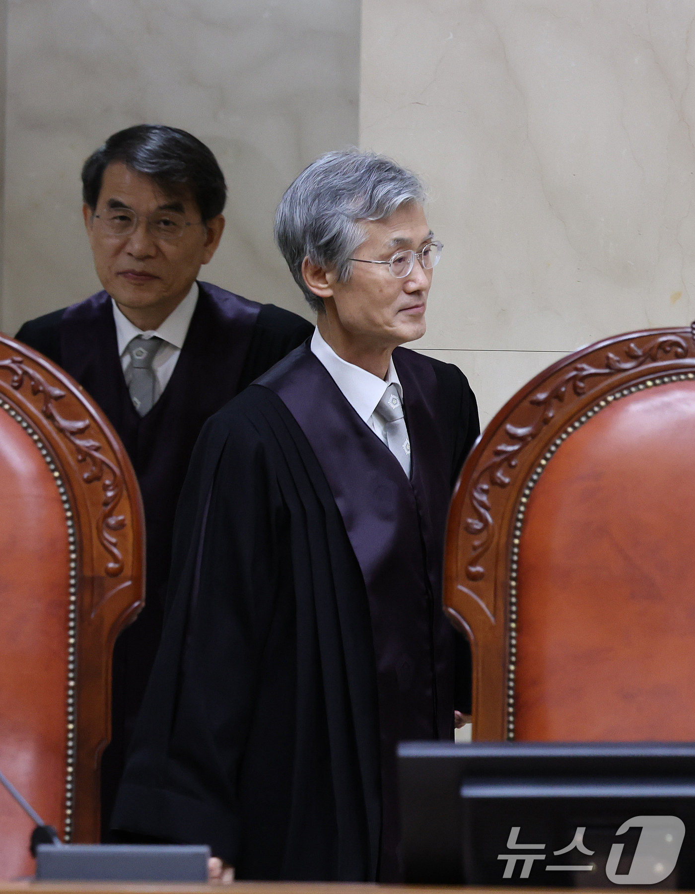 (서울=뉴스1) 이호윤 기자 = 조희대 대법원장이 23일 서울 서초구 대법원 대법정에서 열린 전원합의체 선고를 위해 입장하고 있다. 2025.10.23/뉴스1