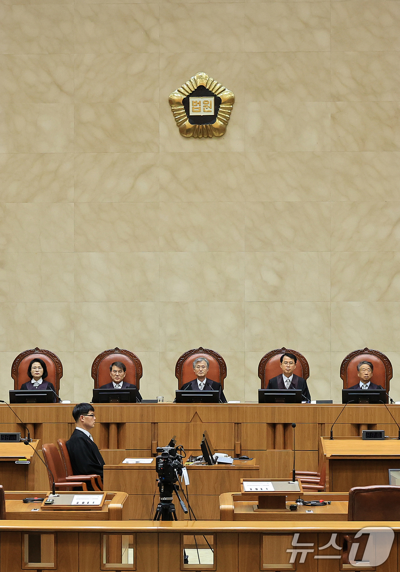 (서울=뉴스1) 이호윤 기자 = 조희대 대법원장과 대법관들이 23일 서울 서초구 대법원 대법정에서 열린 전원합의체 선고를 위해 자리하고 있다. 2025.10.23/뉴스1