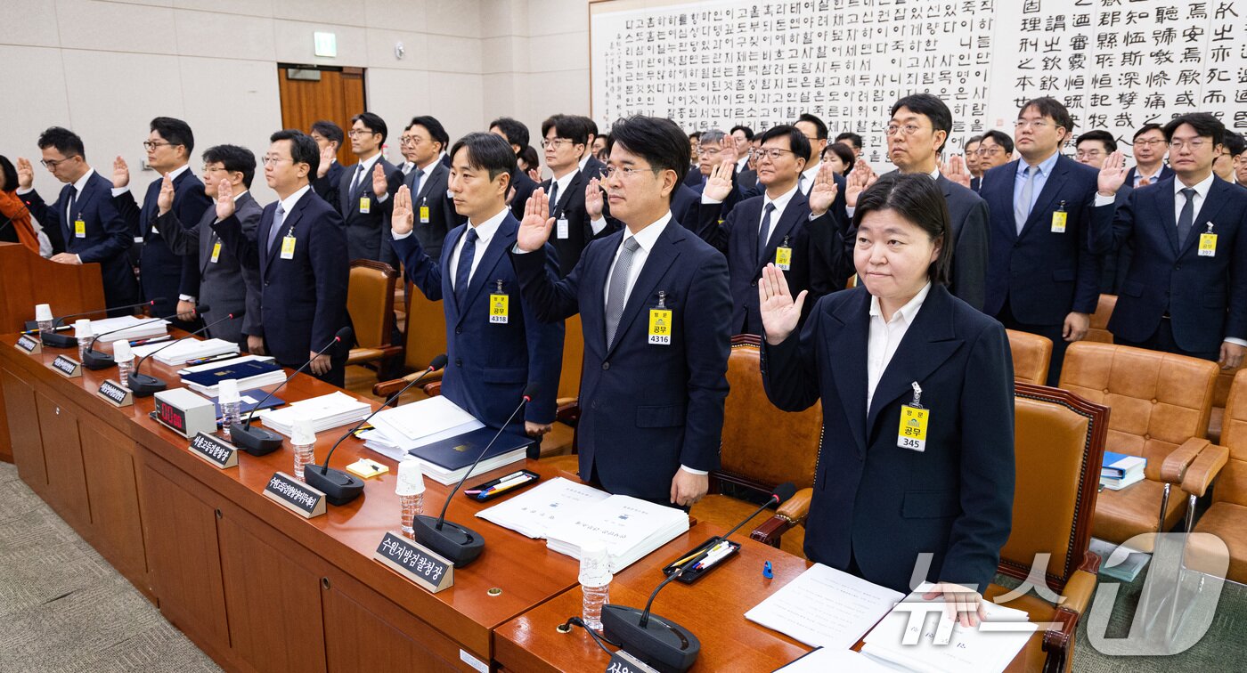 본문 이미지 - 임은정 서울동부지방검찰청장을 비롯한 증인들이 23일 서울 여의도 국회에서 열린 법제사법위원회의 서울고등검찰청 등에 대한 국정감사에서 증인 선서를 하고 있다. 2025.10.23/뉴스1 ⓒ News1 유승관 기자
