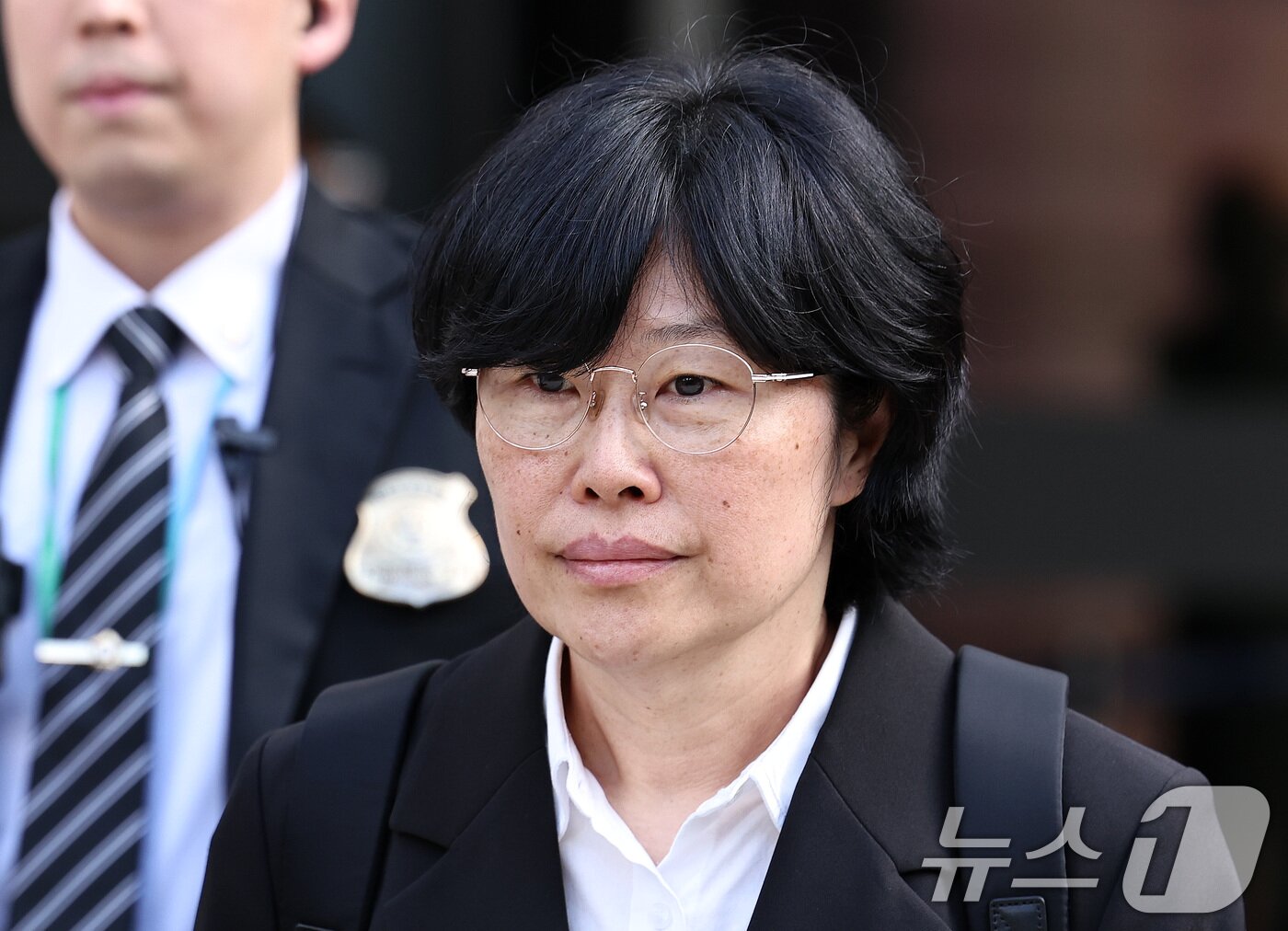 본문 이미지 - 채상병 순직 및 수사 외압에 단계별로 관여한 유재은 전 국방부 법무관리관이 23일 오후 서초구 서울중앙지방법원에서 열린 구속 전 피의자 심문&#40;영장실질심사&#41;을 마치고 법원을 나서고 있다. 2025.10.23/뉴스1 ⓒ News1 구윤성 기자