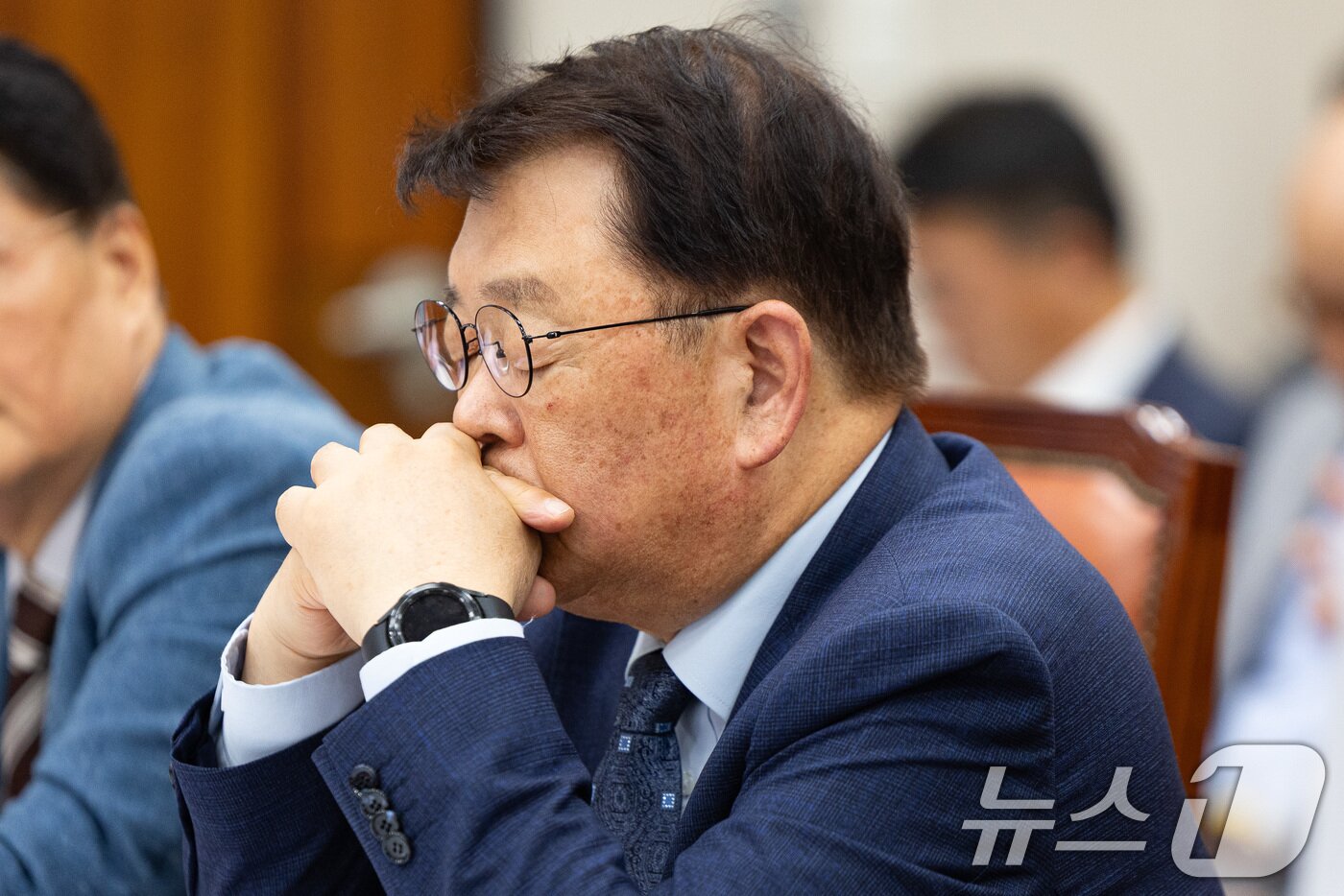 본문 이미지 - 박성효 소상공인시장진흥공단 이사장이 23일 서울 여의도 국회에서 열린 산업통상자원중소벤처기업위원회의 중소벤처기업진흥공단 등에 대한 국정감사에서 의원 질의를 들으며 생각에 잠겨 있다. 2025.10.23/뉴스1 ⓒ News1 유승관 기자