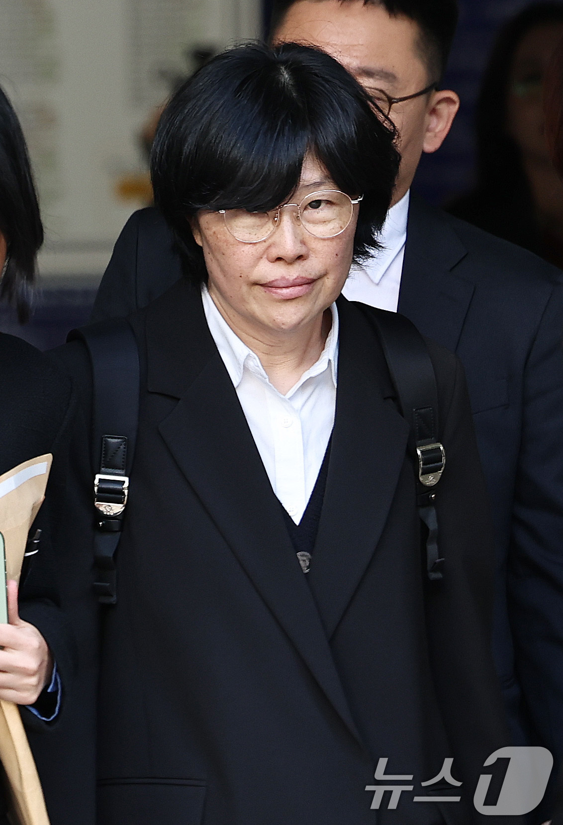 (서울=뉴스1) 구윤성 기자 = 채상병 순직 및 수사 외압에 단계별로 관여한 혐의를 받는 유재은 전 국방부 법무관리관이 23일 오후 서초구 서울중앙지방법원에서 열린 구속 전 피의자 …