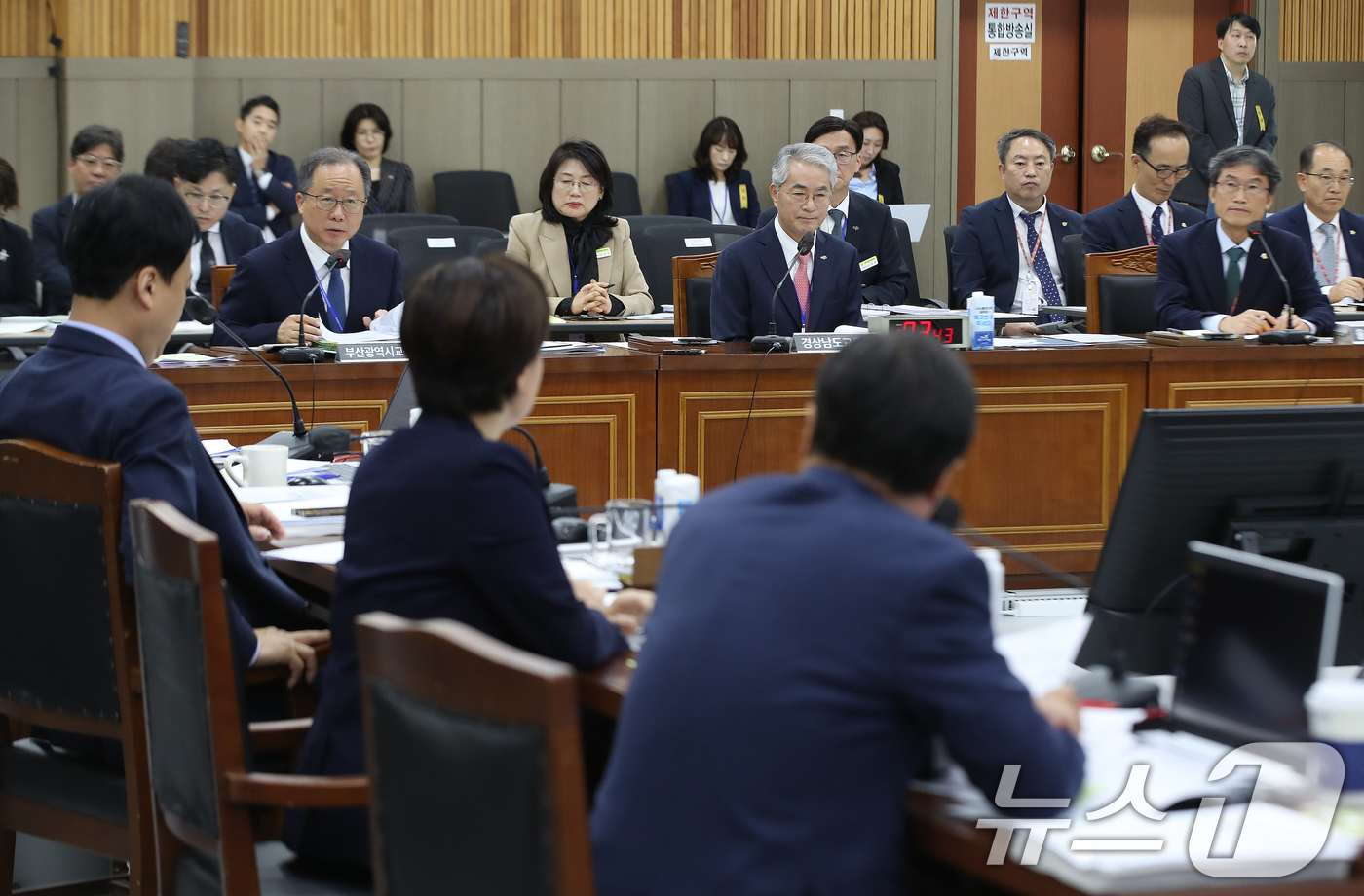 (창원=뉴스1) 윤일지 기자 = 김석준 부산교육감, 박종훈 경남교육감, 천창수 울산교육감이 23일 경남 창원 성산구 경남교육청에서 열린 국회 교육위원회의 경남·울산·부산교육청에 대 …