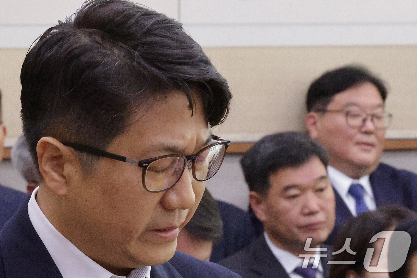 본문 이미지 - 문지석 광주지검 부장검사가 23일 서울 여의도 국회 법제사법위원회에서 열린 서울고등검찰청·서울중앙지방검찰청 등에 대한 국정감사에서 의원 질의에 답변 중 울먹이고 있다. 오른쪽은 엄희준 광주고검 검사. 2025.10.23/뉴스1 ⓒ News1 신웅수 기자