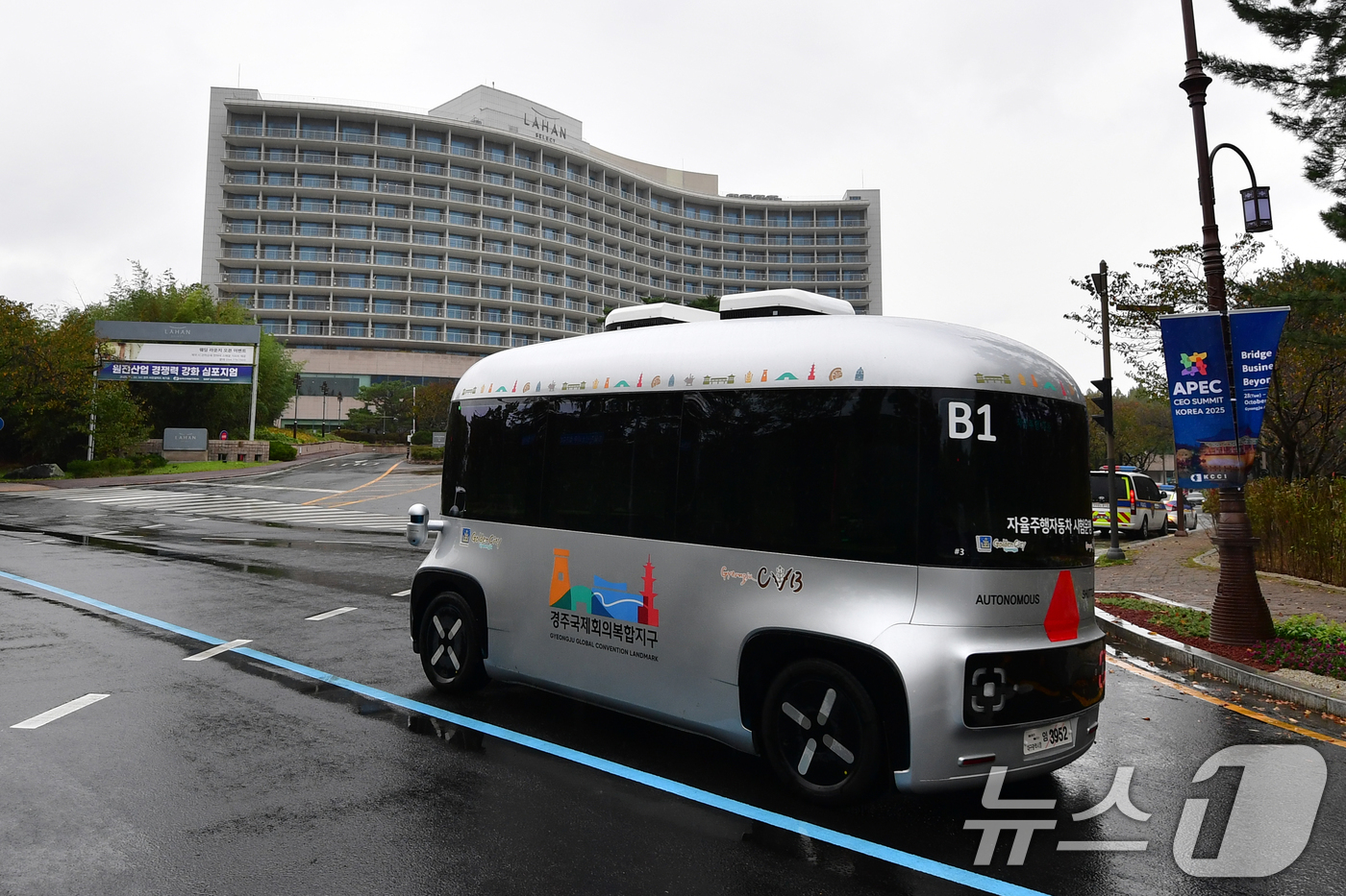 (경주=뉴스1) 최창호 기자 = APEC 2025 정상회의를 앞둔 23일 경북 경주시 정상회의장인 보문단지 일원에서 자율주행 셔틀버스가 운행되고 있다. 2025.10.23/뉴스1