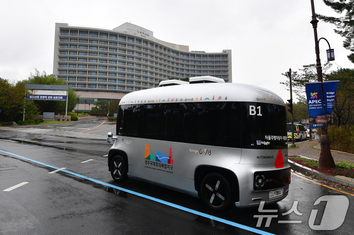 본문 이미지 - APEC 2025 정상회의를 앞둔 23일 경북 경주시 정상회의장인 보문단지 일원에서 자율주행 셔틀버스가 운행되고 있다. 2025.10.23/뉴스1 ⓒ News1 최창호 기자