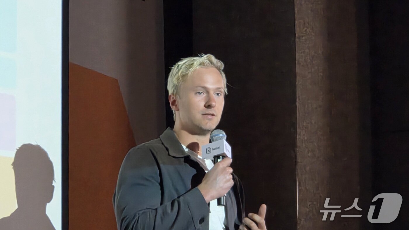 본문 이미지 - 존 헐리(John Hurley) 노션(Notion) 제품 마케팅 총괄이 서울 중구 더플라자호텔에서 열린 Make with Notion 2025 기자간담회서 발언하고 있다. 2025.10.23 뉴스1 ⓒ News1 김민석 기자